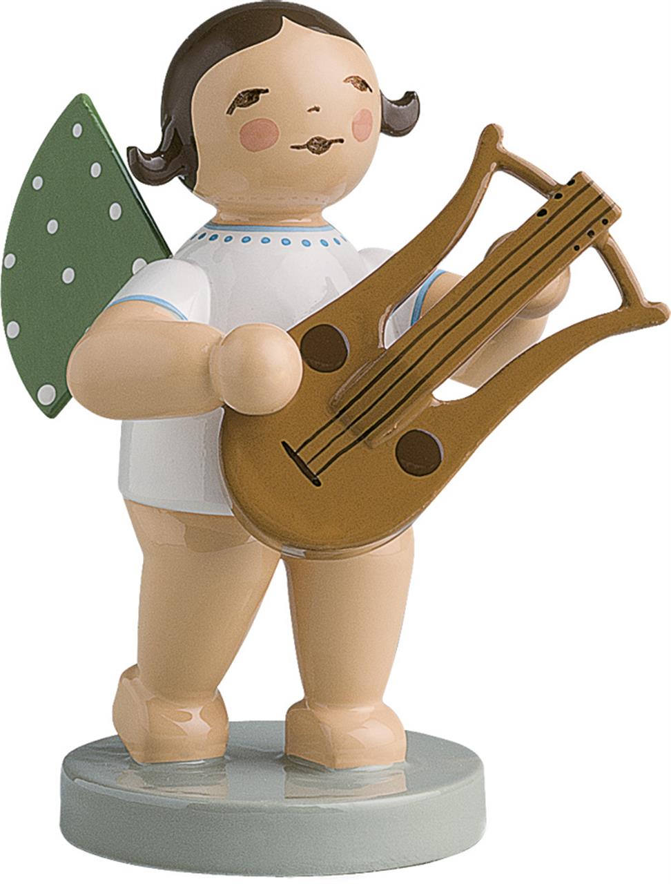 Die Figur zeigt einen kleinen Engel mit grünen Flügeln und weißen Punkten, der eine Lyra in den Händen hält. Es handelt sich um einen traditionellen Weihnachtsartikel von W & K Grünhainichener Engel.