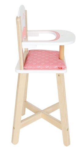 Auf dem Bild ist ein Puppenhochstuhl aus Holz zu sehen. Der Stuhl hat ein rosa Sitzkissen mit weißem Muster.