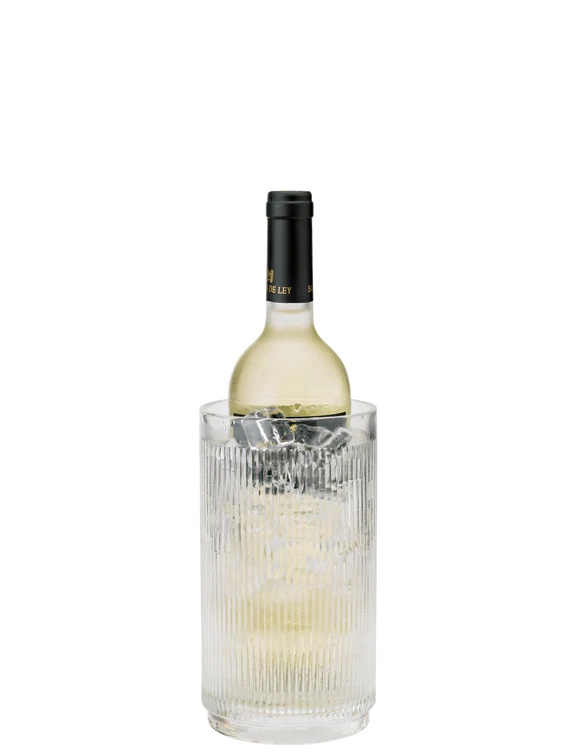 Der Weinkühler "Pilastro Clear" ist aus klarem, gerilltem Glas gefertigt. Er hält eine Flasche Wein mit Eiswürfeln kühl.