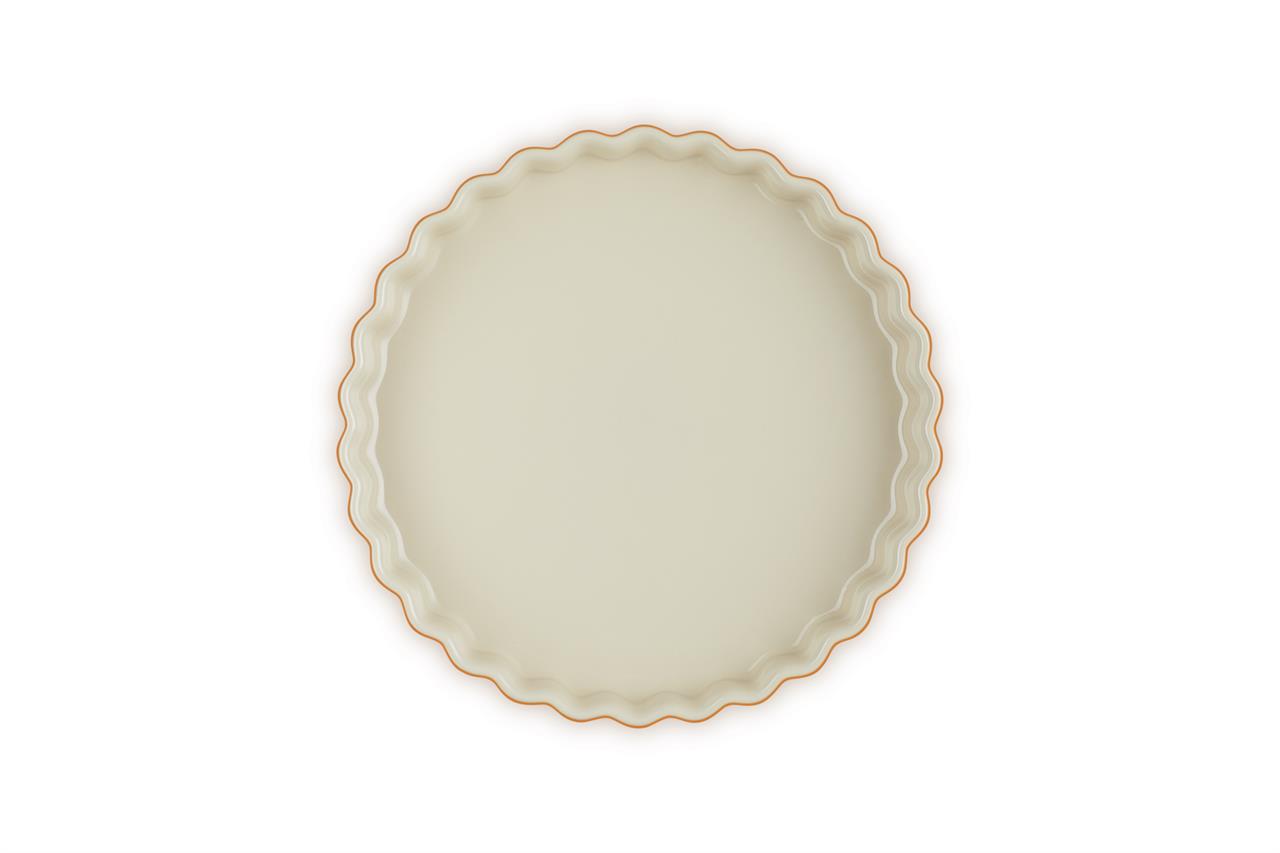 Die Abbildung zeigt eine runde Tarteform mit einem gewellten Rand. Die Tarteform ist 24 cm groß und in einem Ofenrot-Ton gehalten.