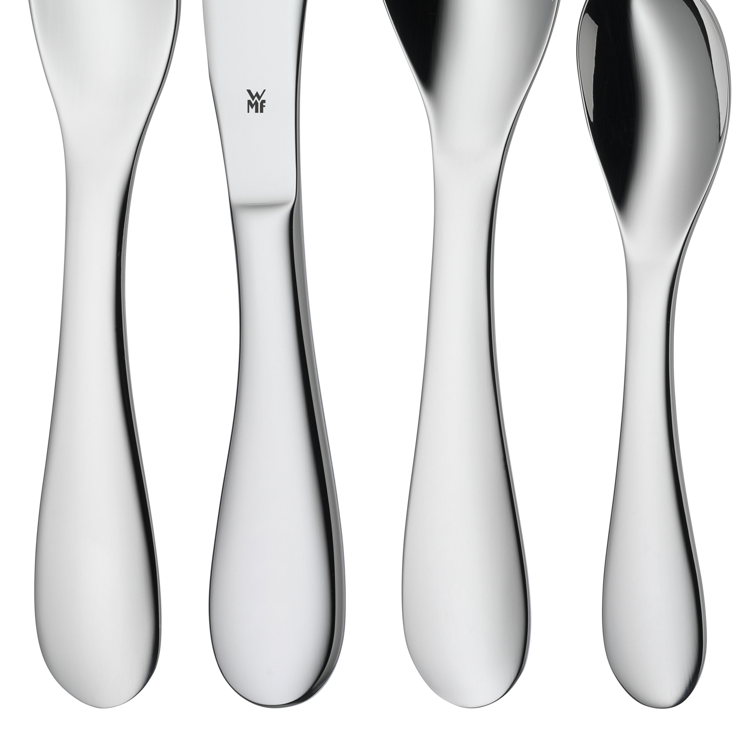 Das Bild zeigt vier glänzende Edelstahlbestecke, darunter Messer und Löffel. Sie haben ein modernes, schlichtes Design und das mittlere Messer ist mit einem kleinen Logo versehen.