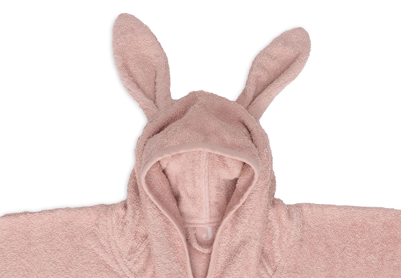 Der Badeponcho Frottee - Wild Rose ist aus weichem, rosafarbenem Frotteestoff gefertigt. Die Kapuze hat niedliche, abstehende Ohren und sorgt für einen verspielten Look.