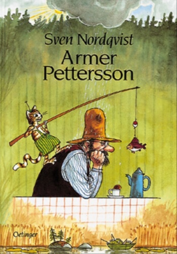 Ein älterer Mann mit Hut sitzt an einem Tisch und angelt, während eine Katze auf seiner Schulter balanciert. Auf dem Tisch stehen eine Kanne, eine Tasse und ein Glas, und im Hintergrund hängt ein gefangener Fisch an der Angel.
