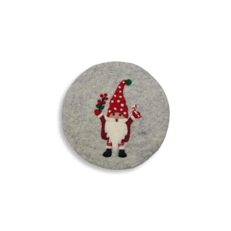 Dies ist ein Untersetzer mit einem Weihnachtswichtel in hellgrau, Durchmesser ca. 21 cm. Der Untersetzer ist dekorativ und passend für die Weihnachtszeit.