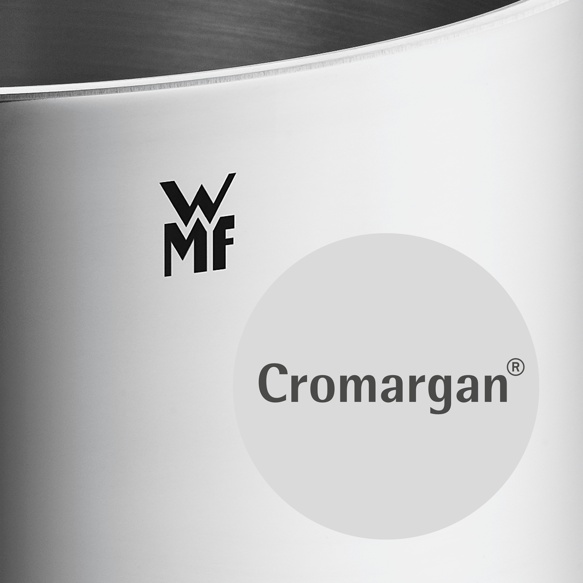 Das Bild zeigt einen Ausschnitt eines Edelstahlprodukts mit dem Logo "WMF". Darauf ist außerdem das Wort "Cromargan®" groß abgebildet.