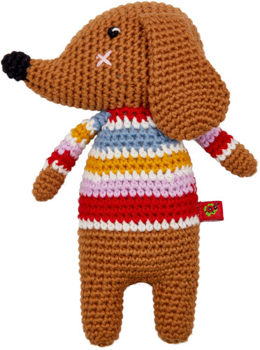 Das Bild zeigt ein gehäkeltes Stofftier in Form eines Hundes. Das Kuscheltier trägt einen bunt gestreiften Pullover in verschiedenen Farben.