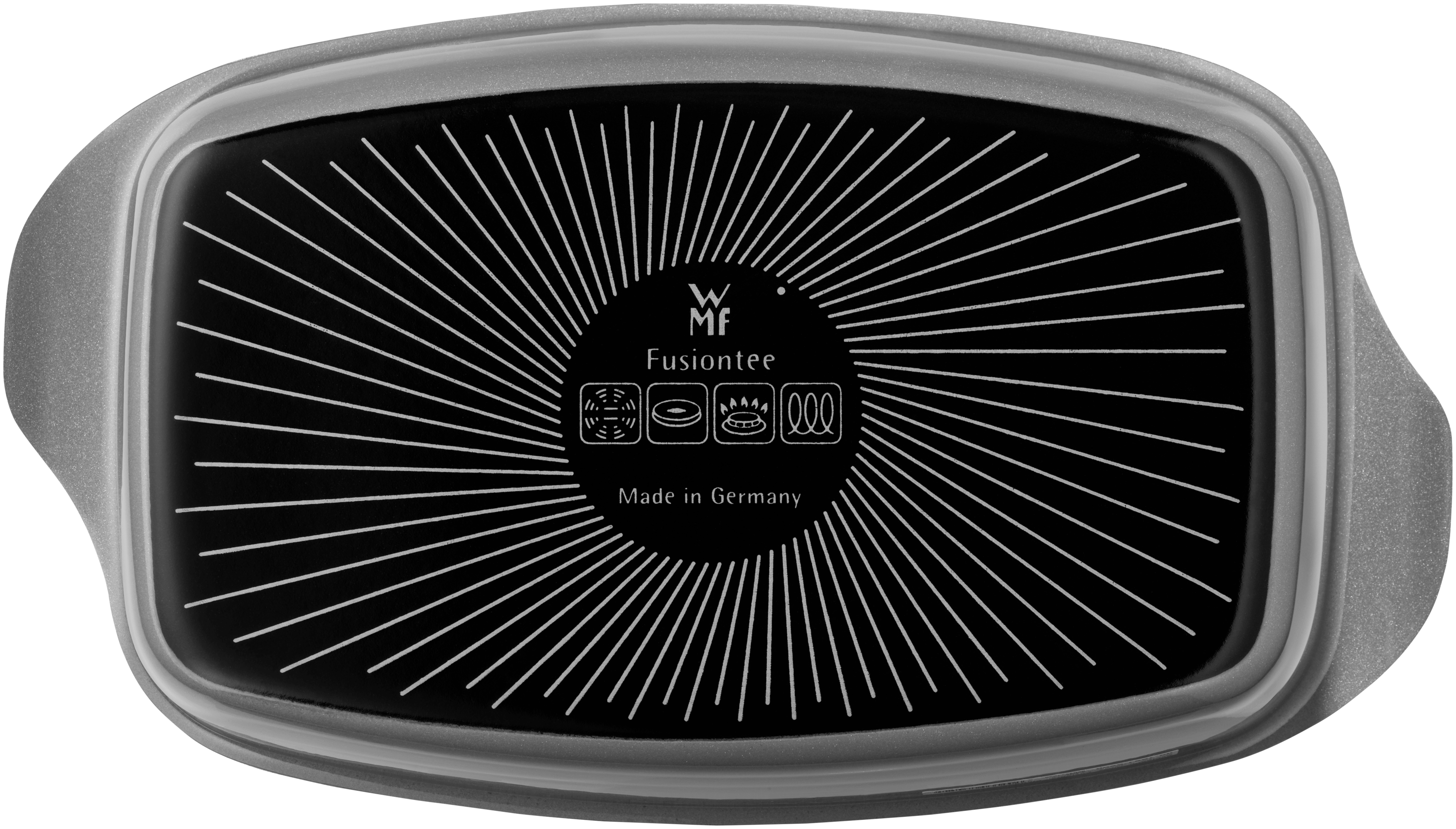 Dies ist die Unterseite einer Bratpfanne der Marke WMF aus der Serie "Fusiontec". Auf der Pfanne stehen Symbole für verschiedene Herdarten und der Hinweis "Made in Germany".