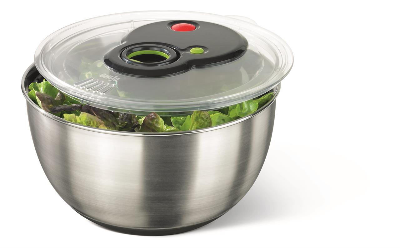 Die Abbildung zeigt eine Salatschleuder aus Edelstahl mit einem Fassungsvermögen von 4,5 Litern. Im Inneren der Schüssel befindet sich frischer grüner Salat.