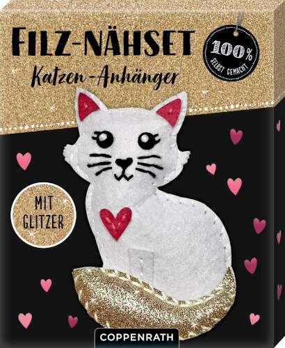 Auf dem Bild ist ein Filz-Nähset für einen Katzen-Anhänger zu sehen. Die Verpackung ist mit goldenen und pinken Herzen sowie dem Schriftzug "Mit Glitzer" gestaltet.