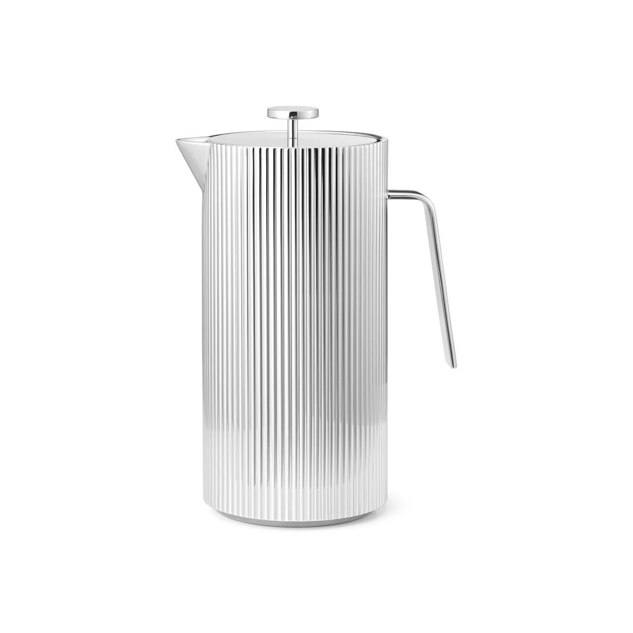 Die Abbildung zeigt eine elegante französische Kaffeepresse aus Edelstahl mit einem Fassungsvermögen von 1 Liter. Das Design besticht durch seine vertikal geriffelte Oberfläche und einen schlanken Henkel.