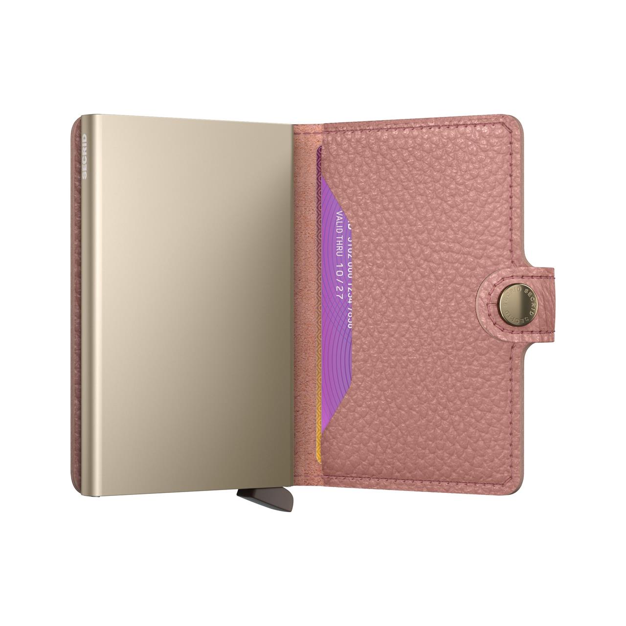 Das Bild zeigt ein geöffnetes Miniwallet Pebble Rose mit einer rosafarbenen, strukturierten Oberfläche. Im Inneren ist Platz für Karten und ein Metalletui sichtbar.
