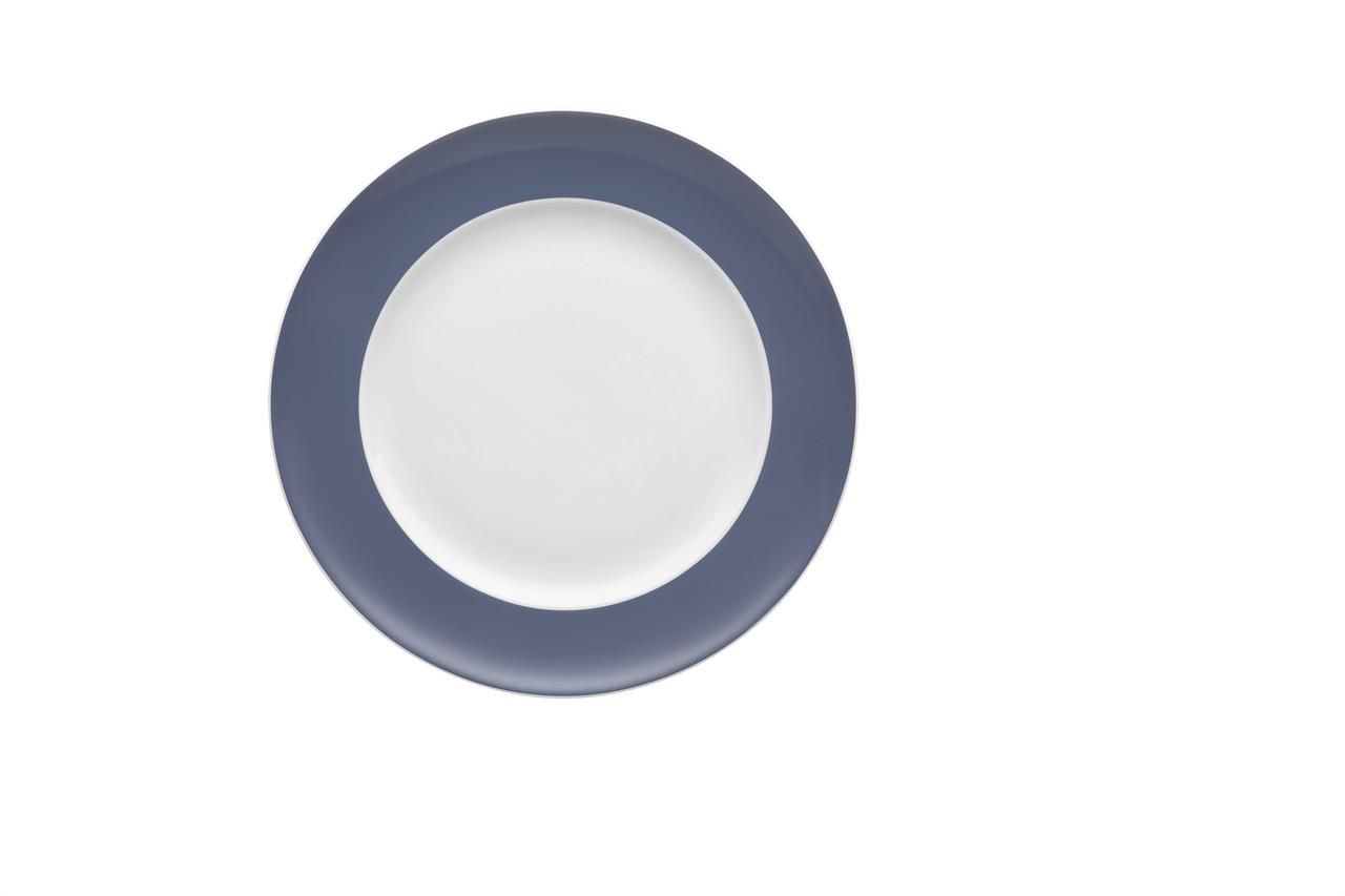 Auf dem Bild ist ein Frühstücksteller mit einem Durchmesser von 22 cm zu sehen. Der Teller hat einen weißen Innenbereich und einen breiten, nordisch blauen Rand.