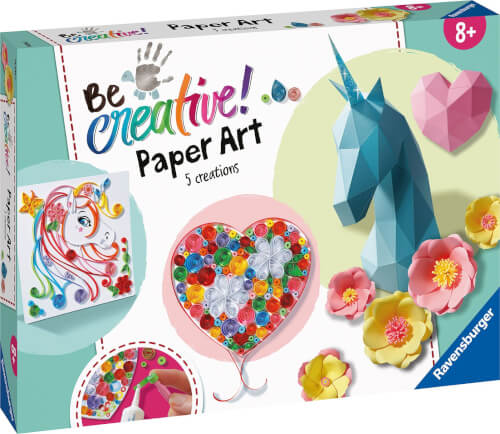 Auf dem Bild ist ein Bastelset mit dem Titel „Be Creative! Paper Art“ von Ravensburger zu sehen. Auf der Verpackung sind bunte Papierkunstwerke wie ein Einhorn, ein Herz und Blumen abgebildet.