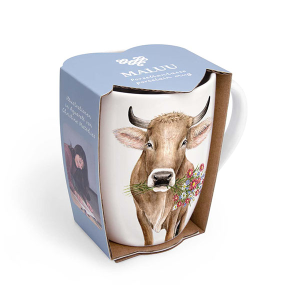 Die Tasse "Charming Cow" besteht aus feinem Bone China und hat ein Fassungsvermögen von 450 ml. Das Bild präsentiert eine dekorative Banderole.
