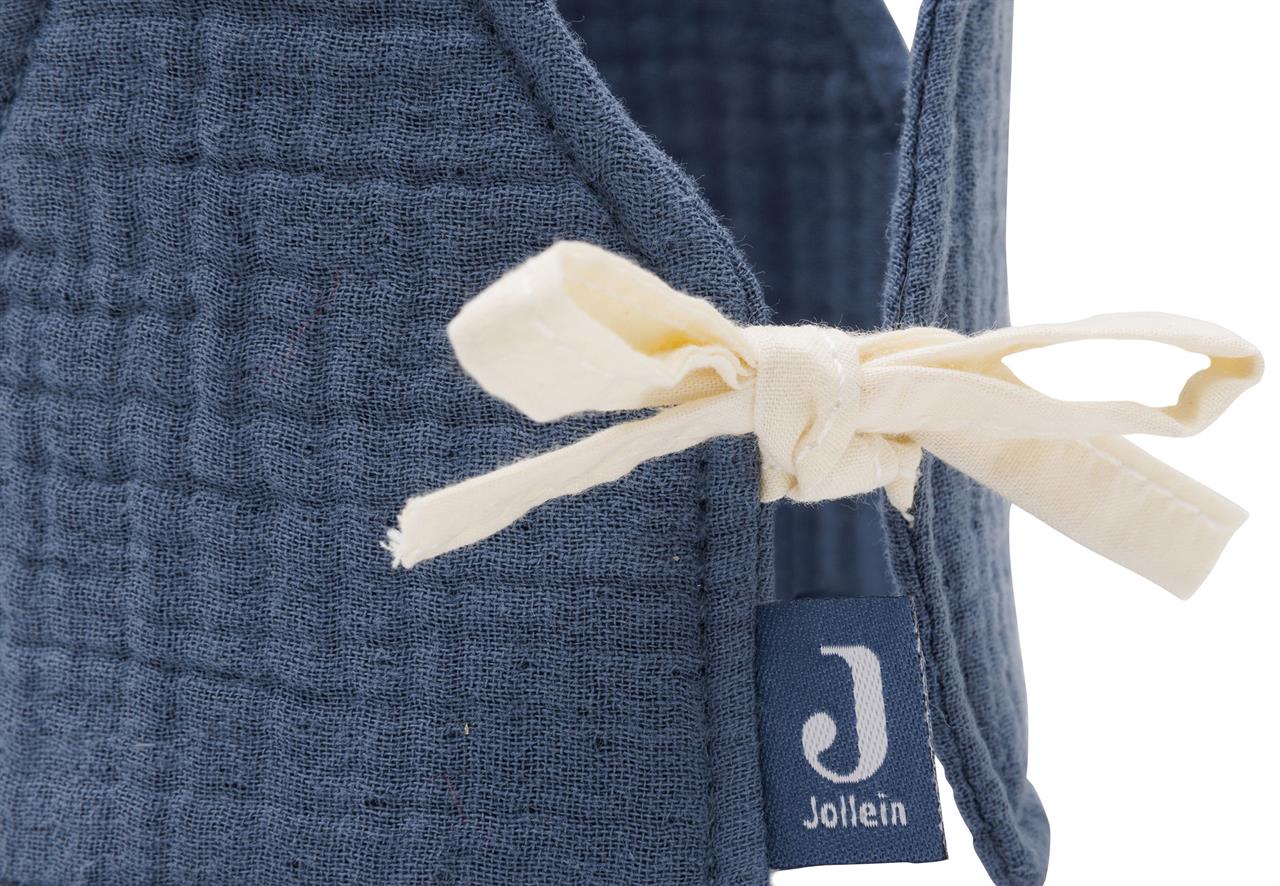 Das Bild zeigt eine Geburtstagskrone aus Jeansstoff in Blau mit einem cremefarbenen Band zum Binden. An der Krone ist ein Etikett mit dem Logo und Schriftzug "Jollein" zu sehen.