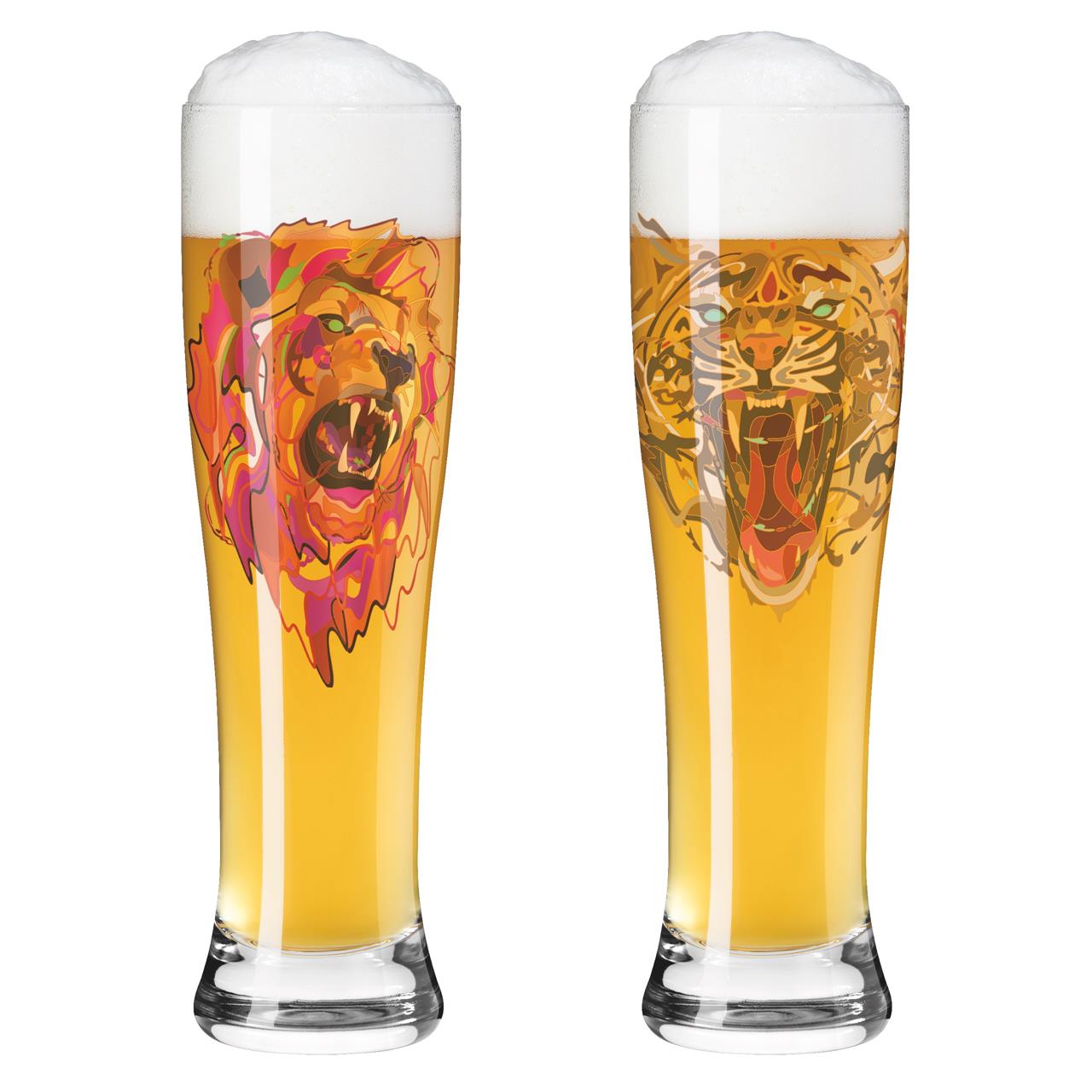 Das Bild zeigt zwei Weizengläser, die mit Bier gefüllt sind. Auf den Gläsern sind bunte, stilisierte Tierköpfe, ein Löwe und ein Tiger, abgebildet.