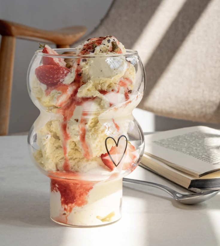 Das Bild zeigt das Produkt Double Bubble Glas Herz. Es handelt sich um ein herzförmiges Glas mit besonderem Design.