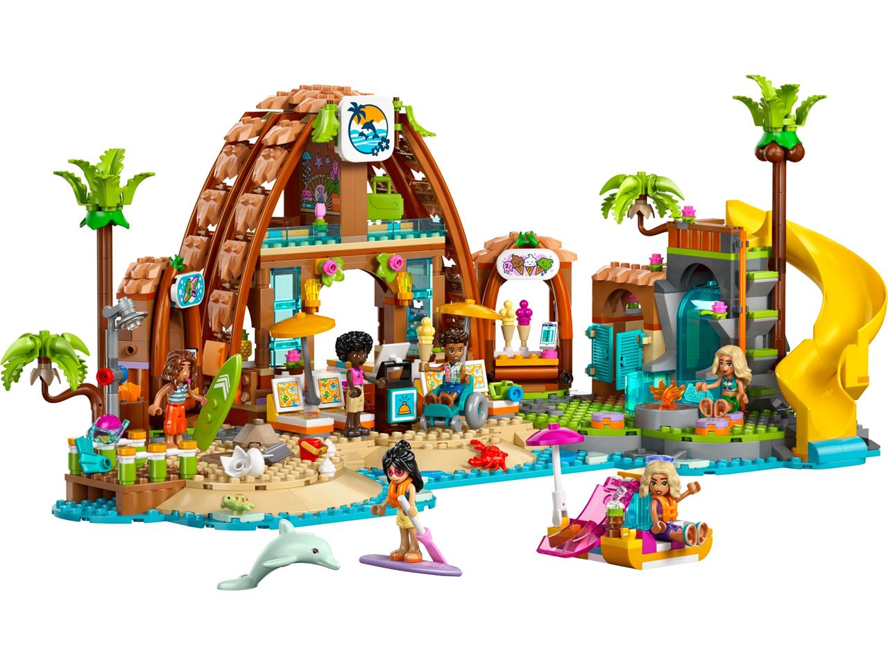 Das Bild zeigt das LEGO® Friends Familienurlaub im Strandresort 42673 Set mit mehreren Spielfiguren. Es gibt ein buntes Strandresort mit Palmen, einer Rutsche, Tieren und vielen Strand-Accessoires.