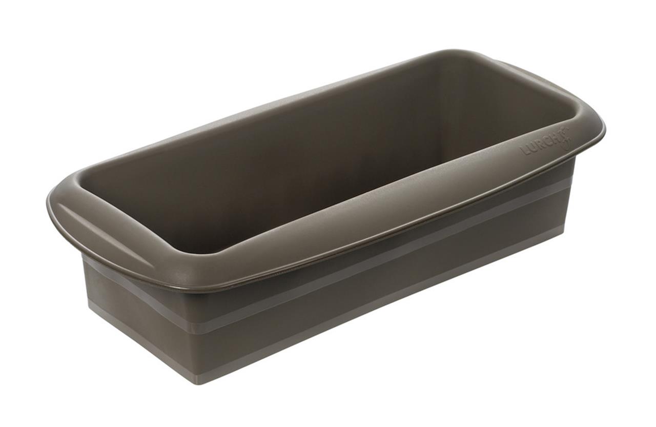 Dies ist eine braune Kastenform aus flexiblem Material, 25 cm lang. Sie eignet sich ideal zum Backen von Kuchen oder Brot.
