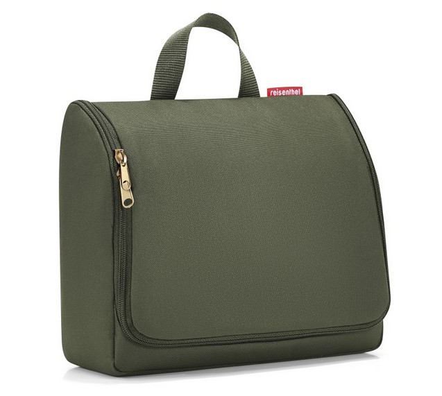 Das Bild zeigt die Toiletbag XL forest gold Kosmetiktasche. Diese praktische Tasche ist ideal für den täglichen Gebrauch oder auf Reisen.