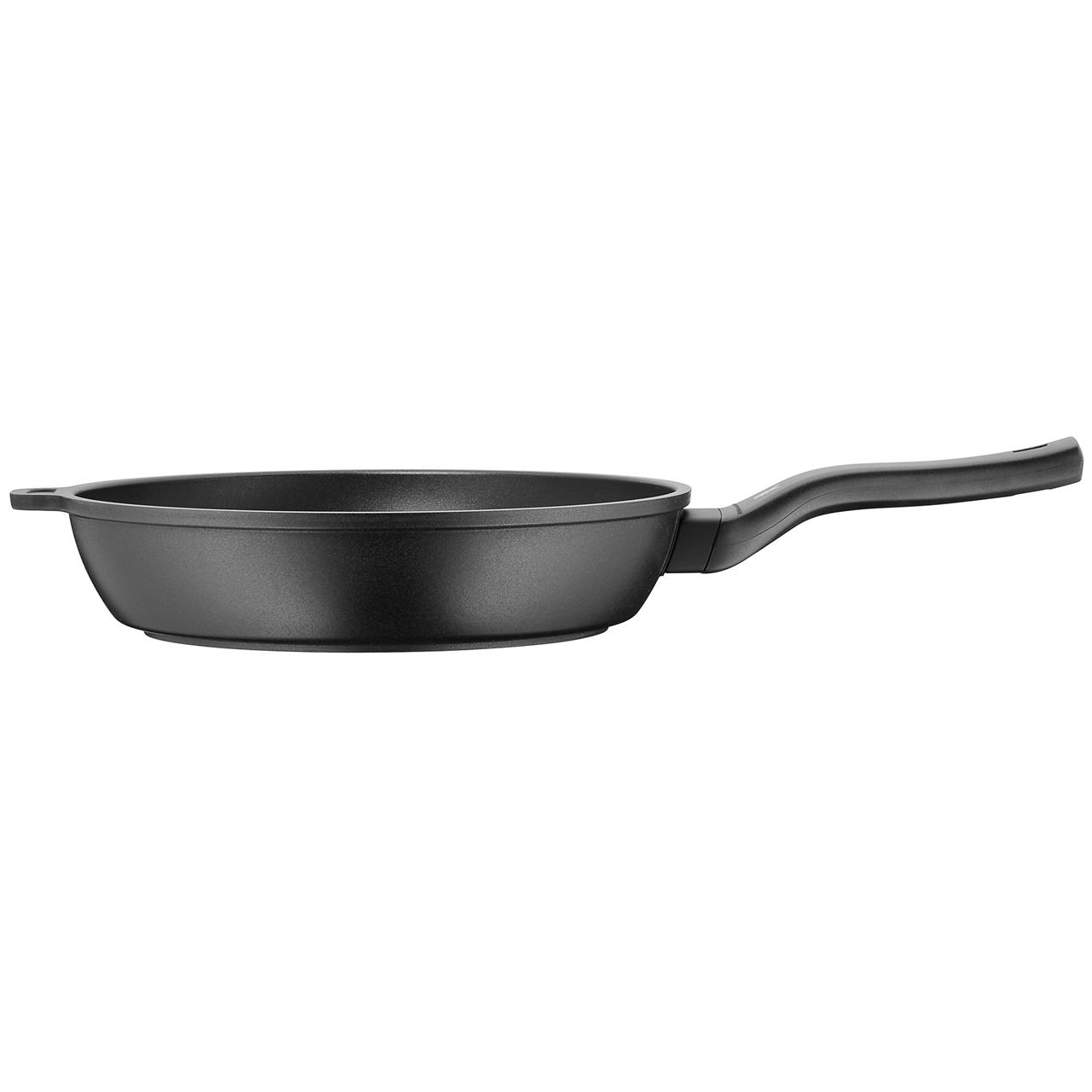 Die Abbildung zeigt eine schwarze Pfanne mit einem langen Griff. Es handelt sich um die "Pfanne Permadur Premium 28cm Hoch".
