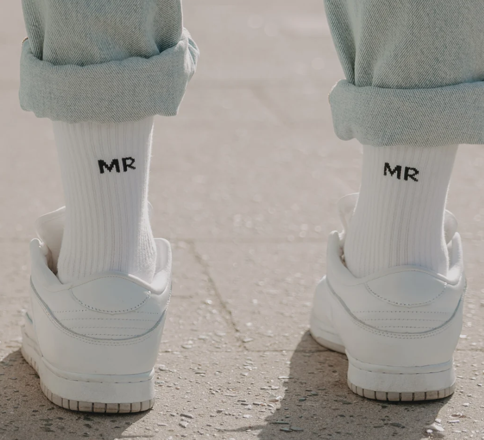 Das Bild zeigt Socken mit der Aufschrift 'mr'. Sie sind schlicht gestaltet und vermutlich für Herren gedacht.