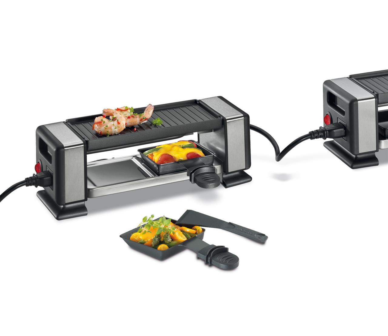 Das Bild zeigt das Produkt "Raclette Vista2 Plus" mit Grillplatten und Pfännchen für geschmolzenen Käse und gegrilltes Essen. Zwei verbundene Geräte sind zu sehen, auf denen Garnelen und Gemüse zubereitet werden.