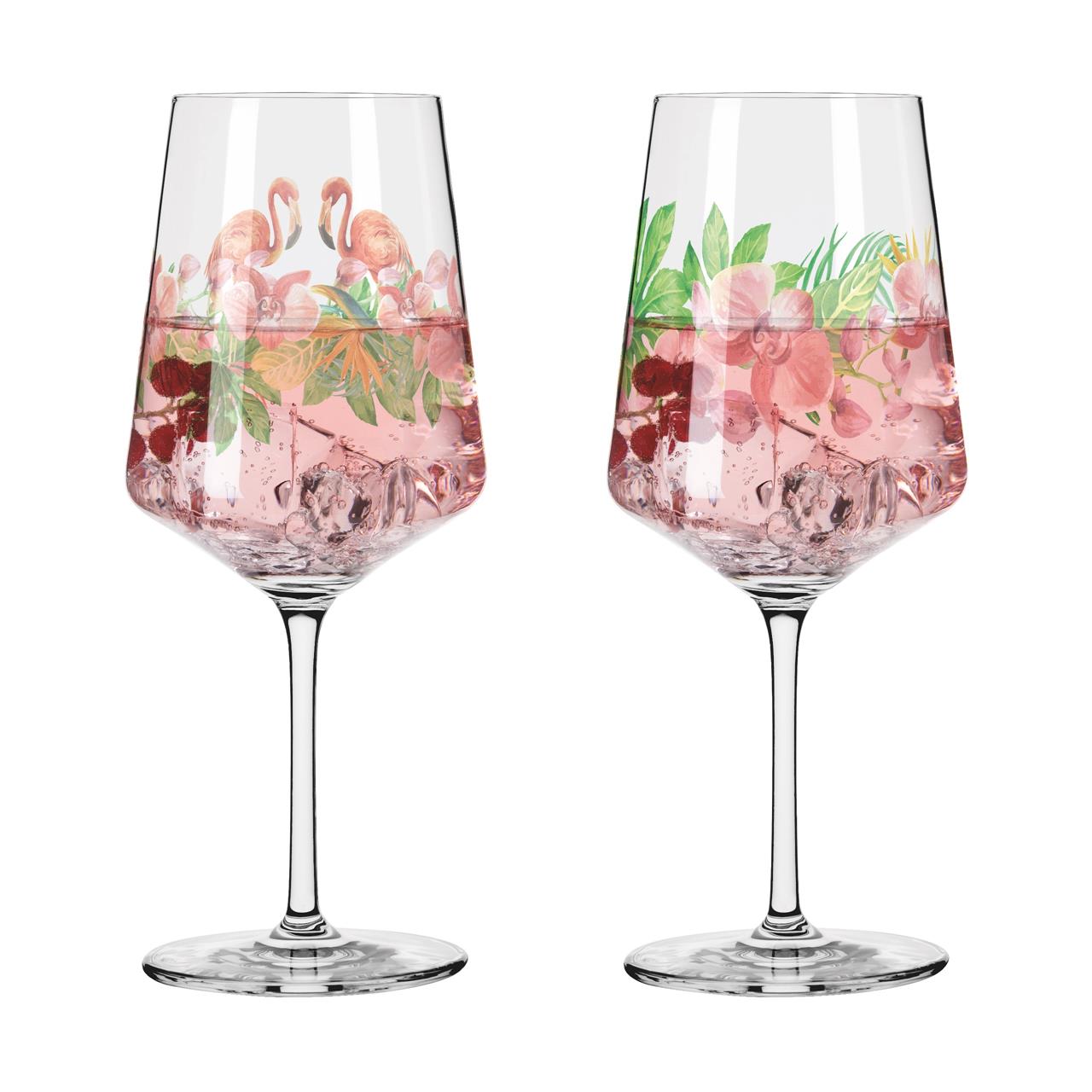 Das Bild zeigt zwei elegante Weingläser mit floralem und tropischem Flamingo-Design. Sie enthalten ein rosa Getränk mit Eiswürfeln, passend zum Produktnamen "Sommersonett Sprizz 2er-Set 005".