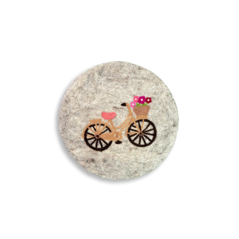 Dies ist ein Untersetzer in hellgrau mit Fahrradmotiv und einem Durchmesser von circa 21 cm. Der Untersetzer eignet sich gut als Schutz für Oberflächen.