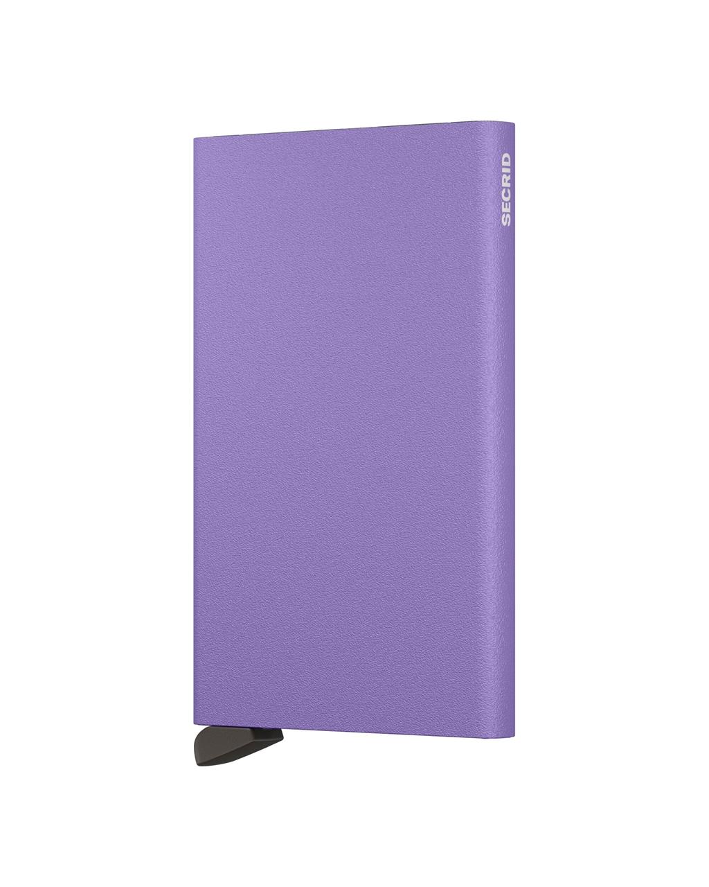 Das Bild zeigt einen Kartenetui mit dem Namen "Cardprotector Powder Lilac". Das Produkt ist lila und hat ein schlichtes, modernes Design.