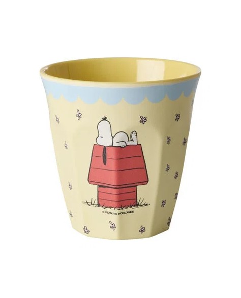 Dies ist eine Melamin-Tasse mit Snoopy-Motiv in Cremefarbe. Die Tasse hat ein Fassungsvermögen von 250 ml.