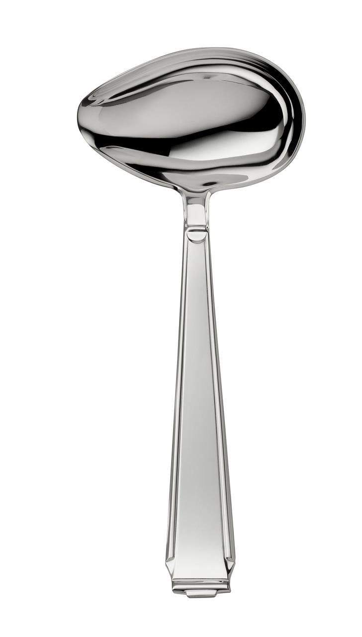 Dies ist ein glänzender Saucenlöffel aus Metall mit einem breiten, abgerundeten Löffelkopf. Der Griff ist gerade und im Art-Deco-Stil gestaltet.