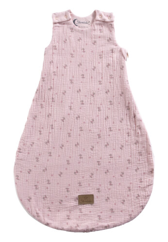 Auf dem Bild ist ein rosa Schlafsack mit kleinen Punkten zu sehen. Er besteht aus einem weichen Stoff und hat keine Ärmel.