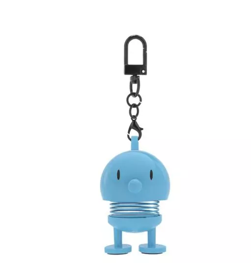 Abgebildet ist der Hoptimist Bag Charm in Türkis. Dieser Anhänger ist eine verspielte Ergänzung für Taschen.