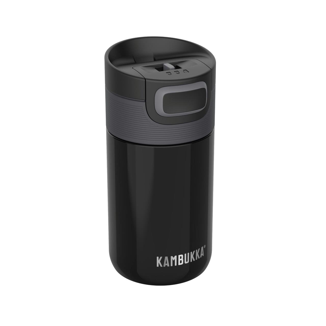 Auf dem Bild ist ein schwarzer Thermobecher mit dem Aufdruck "KAMBUKKA" zu sehen. Es handelt sich um den Trinkbecher Etna 300ml in der Farbe Pitch Black.