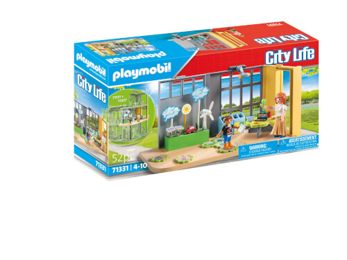 Auf dem Bild ist eine Playmobil-Spielzeugpackung der Serie "City Life" zu sehen. Die Packung zeigt eine Szene, in der Kinder im Klassenzimmer etwas über Umweltschutz lernen.