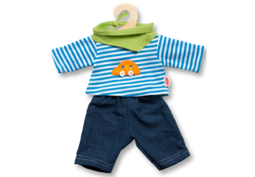 Auf dem Bild ist ein Puppenoutfit zu sehen, das aus einem blau-weiß gestreiften Oberteil mit einem Auto-Motiv besteht. Dazu gehören eine grüne Halstuch und eine dunkelblaue Hose.