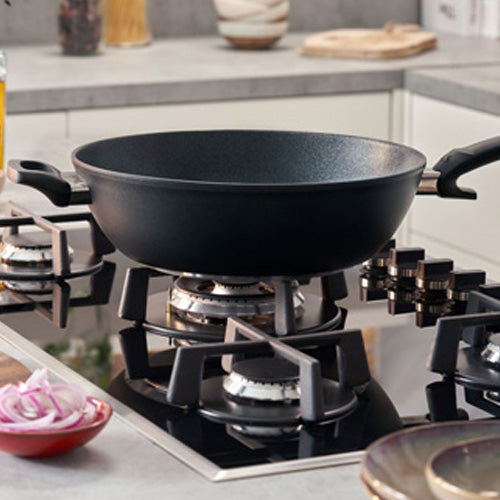 Das Foto zeigt einen großen Wok aus der Adamant Serie. Der Wok ist mit Zutaten befüllt.