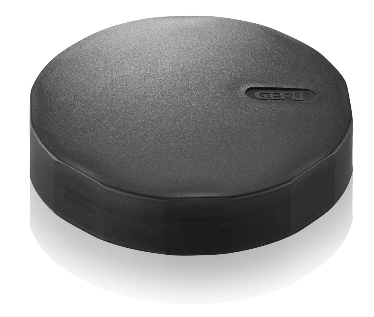 Das Bild zeigt die Puderzuckermühle Dispenso mit einem schwarzen, runden Deckel. Auf dem Deckel ist das Logo der Marke GEFU zu sehen.