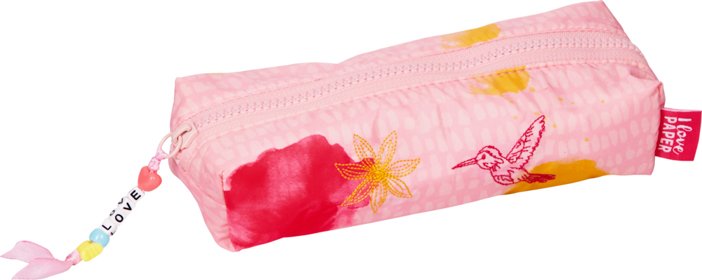 Das Bild zeigt ein rosafarbenes Stifte-Etui mit bunten Mustern, darunter eine Blume und ein Vogel. Am Reißverschluss hängt ein Anhänger mit Perlen und dem Wort „LOVE“.