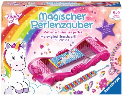 Auf dem Bild ist eine Bastelpackung für das Herstellen von Perlenarmbändern abgebildet. Auf der Verpackung sind bunte Perlen, ein Webrahmen und ein Einhorn mit Regenbogenmähne zu sehen.