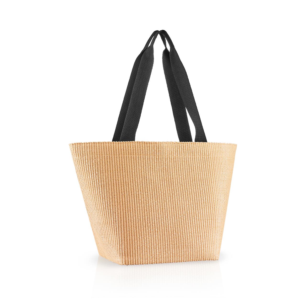 Die Abbildung zeigt eine Einkaufstasche aus heller Raffia-Faser mit breiten, schwarzen Tragegriffen. Die Tasche ist groß und hat eine schlichte, moderne Form.