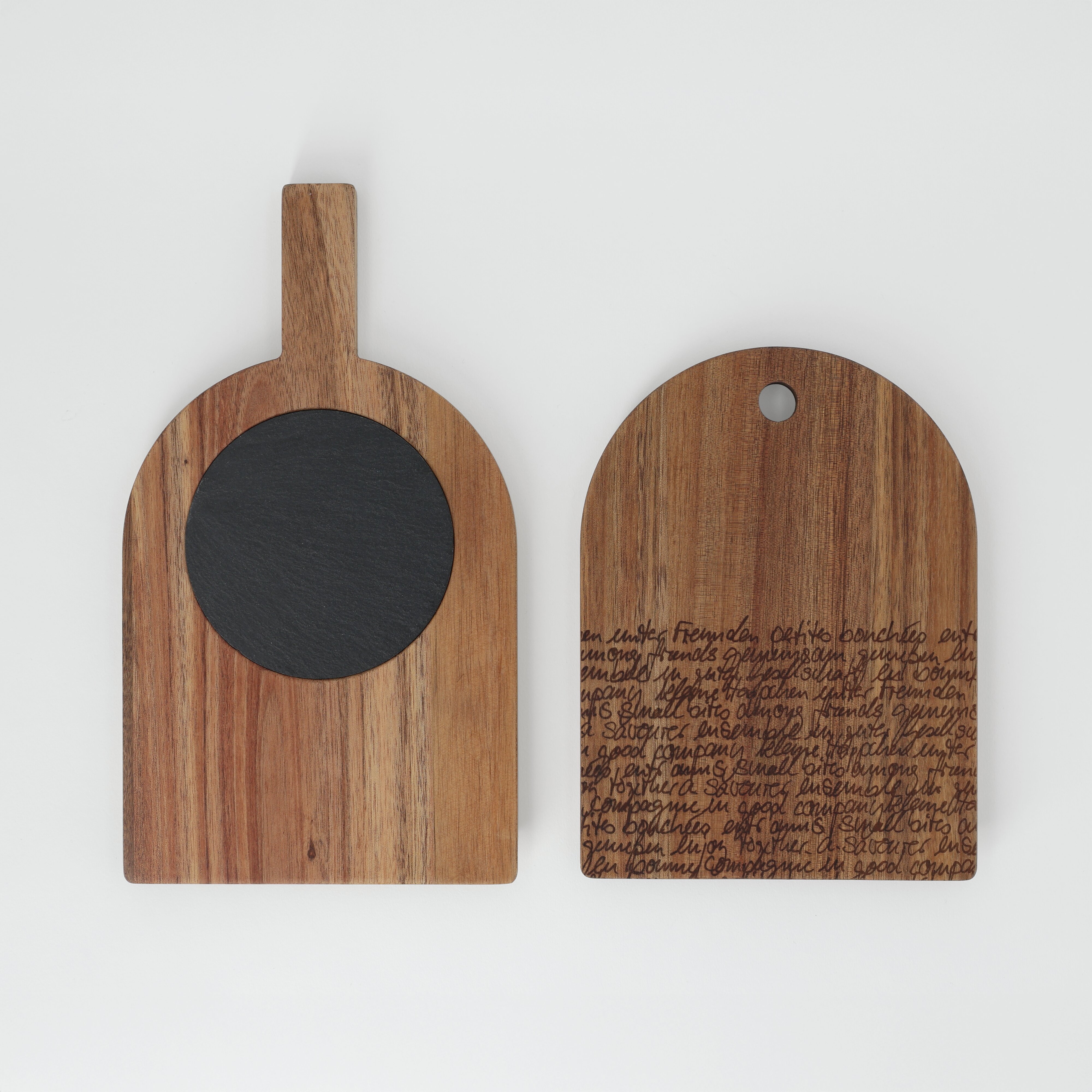 Künstlerisch verzierte Papeterie oder Serviette mit Festtagsmotiv. Das Produkt ist farbenfroh und festlich abgebildet.