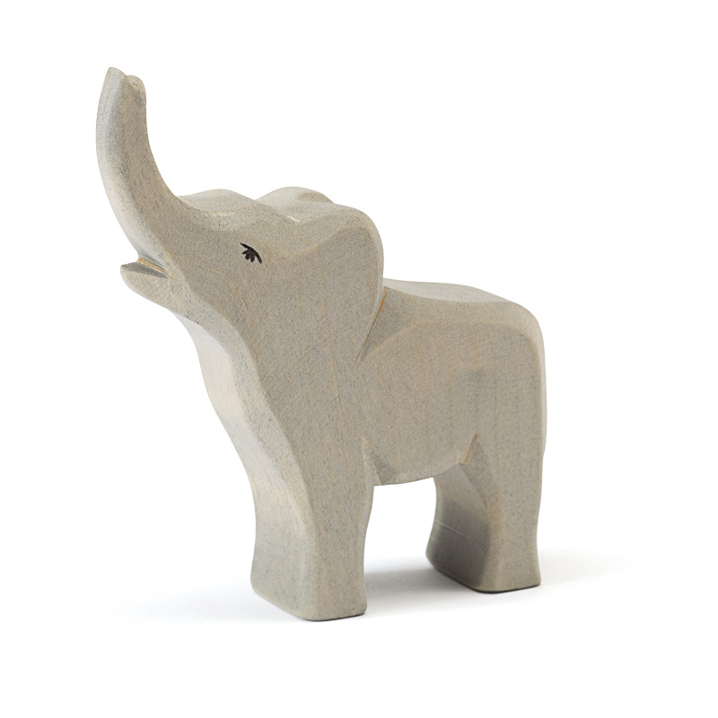 Das Bild zeigt eine kleine, trompetende Elefantenfigur aus Holz. Der Elefant hat den Rüssel nach oben gehoben und steht auf vier Beinen.