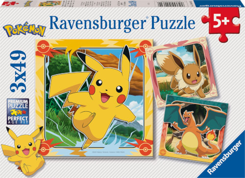 Auf dem Bild ist eine Ravensburger Puzzle-Verpackung mit Pokémon-Motiven zu sehen. Abgebildet sind Pikachu, Evoli und Glurak auf drei verschiedenen Puzzeln.