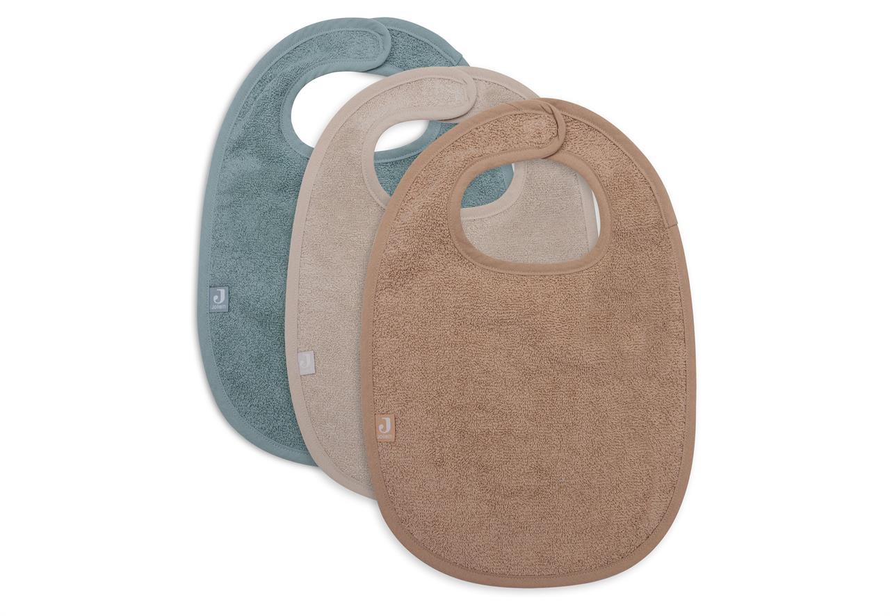 Auf dem Bild sind drei Baby-Lätzchen in den Farben Sea Green, Nougat und Biscuit zu sehen. Die Lätzchen bestehen aus Frottee und werden als 3er-Pack angeboten.
