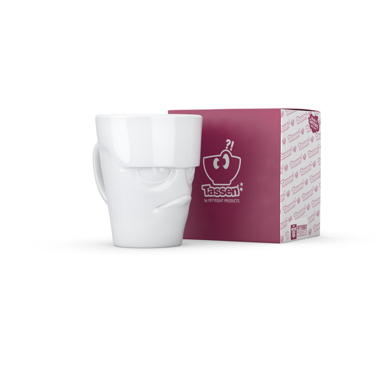 Auf dem Bild ist ein weißer Henkelbecher mit einem verdutzten Gesichtsausdruck zu sehen. Daneben steht eine rosa-weiße Verpackung mit dem Logo "Tassen".