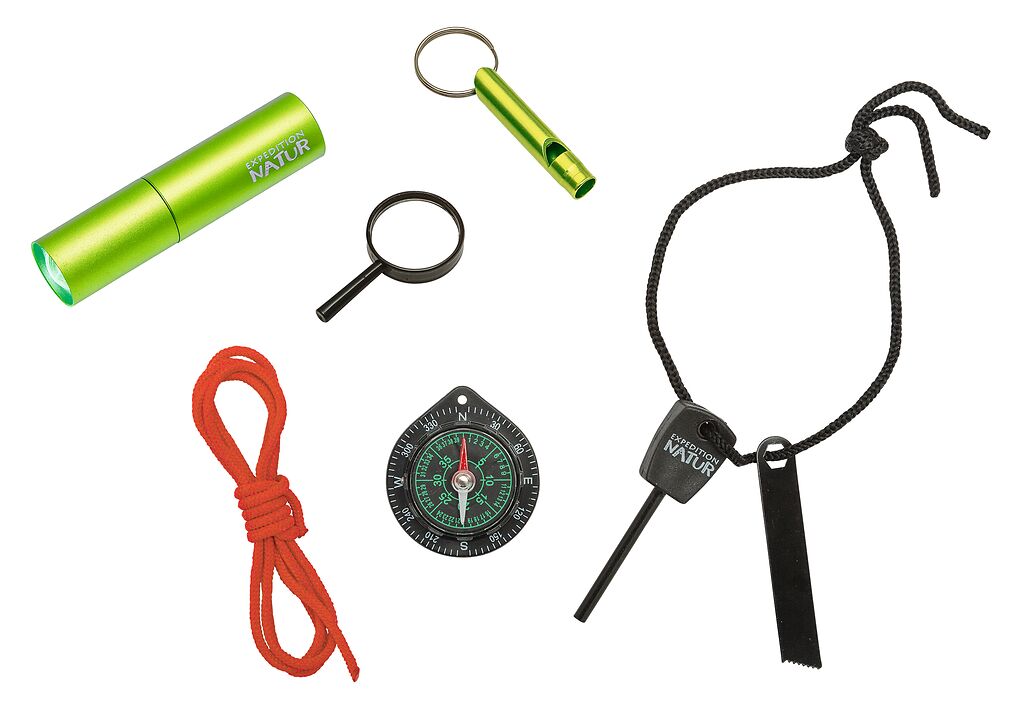 Hier sieht man weiteres Zubehör aus dem 'Expedition Natur Survival-Kit'. Die einzelnen Teile sind übersichtlich angeordnet.