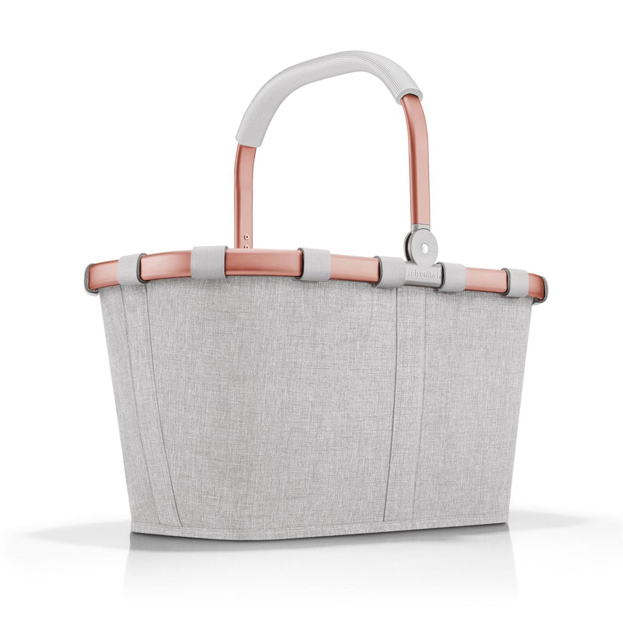 Der Einkaufskorb „Carrybag frame twist sky rose“ ist in einem eleganten Hellgrau mit rosafarbenem Rahmen gestaltet. Er hat einen stabilen Henkel und eignet sich ideal für den Einkauf oder Picknick.