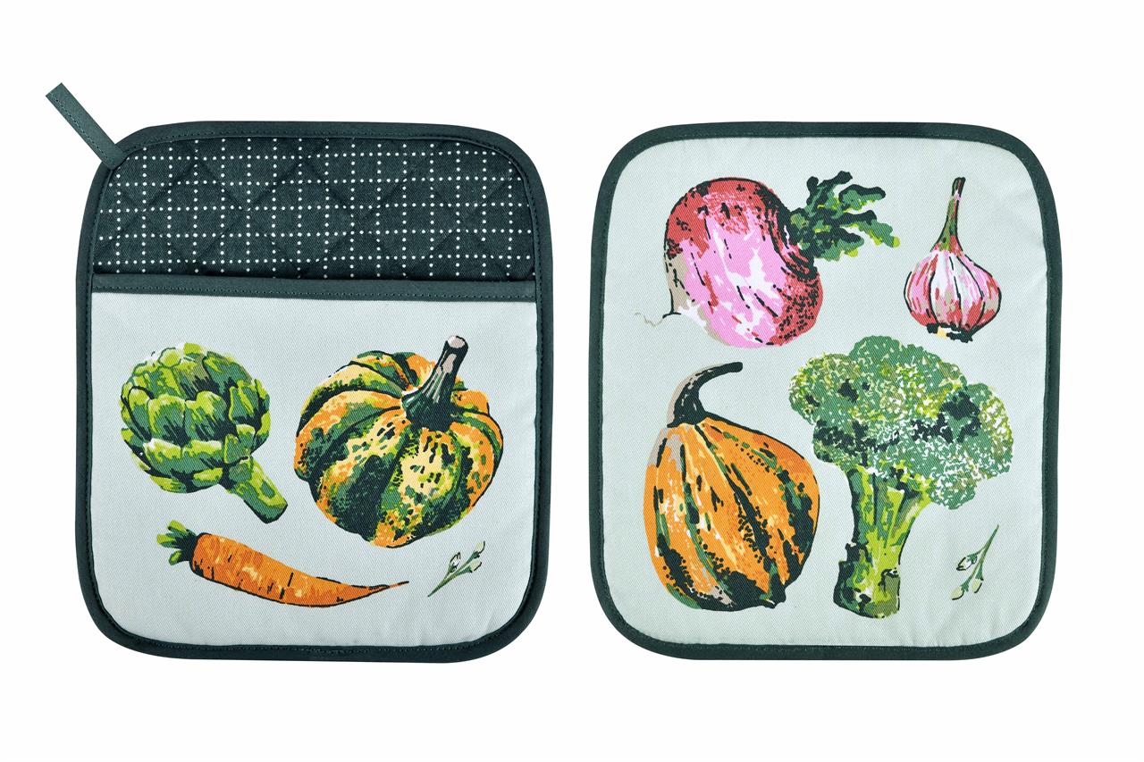 Das Bild zeigt zwei Topflappen mit bunten Gemüseillustrationen. Verschiedene Gemüsesorten wie Kürbis, Artischocke, Karotte, Brokkoli und Knoblauch sind darauf abgebildet.